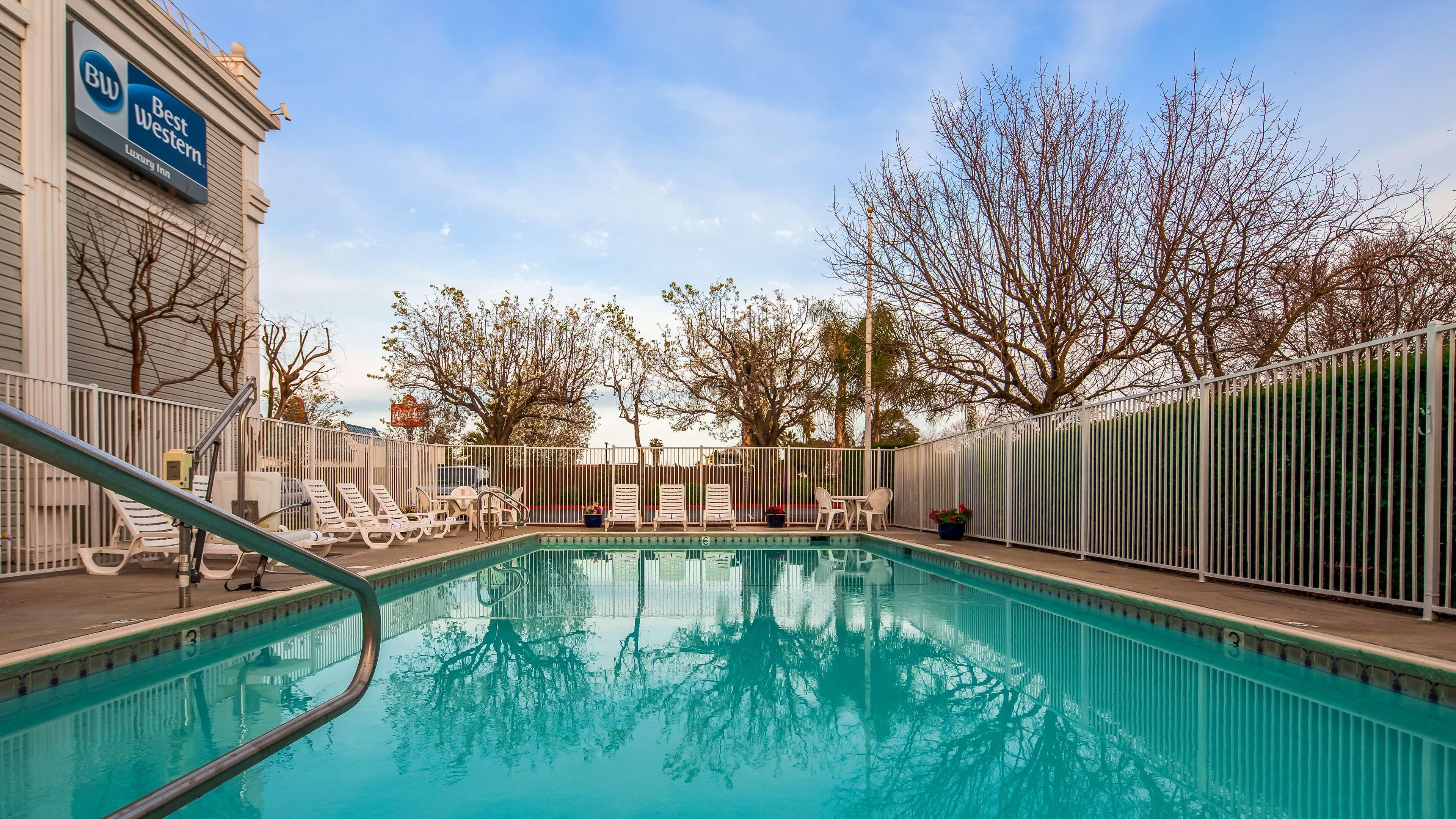 Best Western Luxury Inn Tracy Extérieur photo