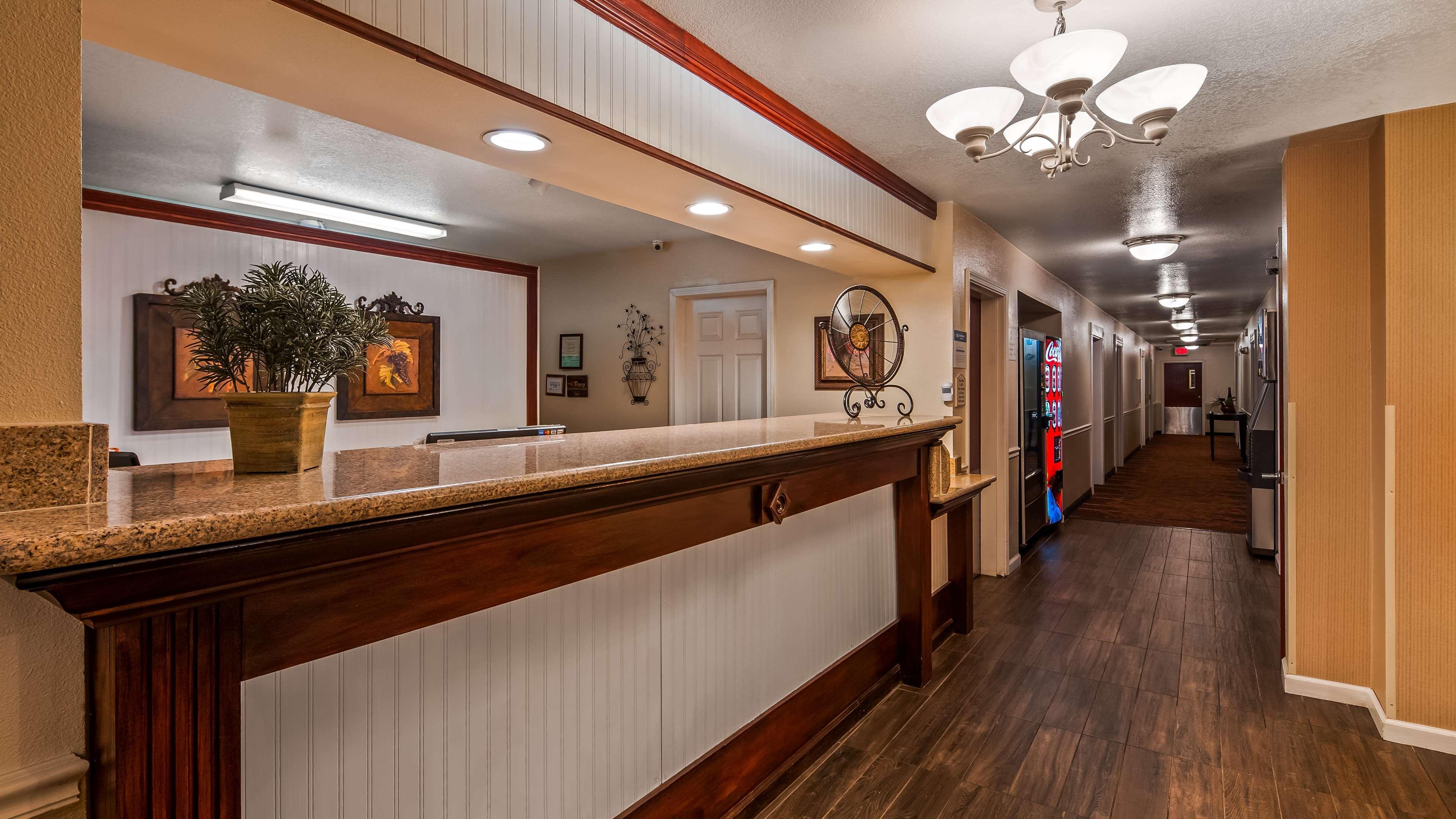 Best Western Luxury Inn Tracy Extérieur photo